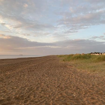 Shore Lodge. 4 Bed Bungalow Only Mtrs From The Beach. Sleeps 8 Sutton-on-Sea エクステリア 写真