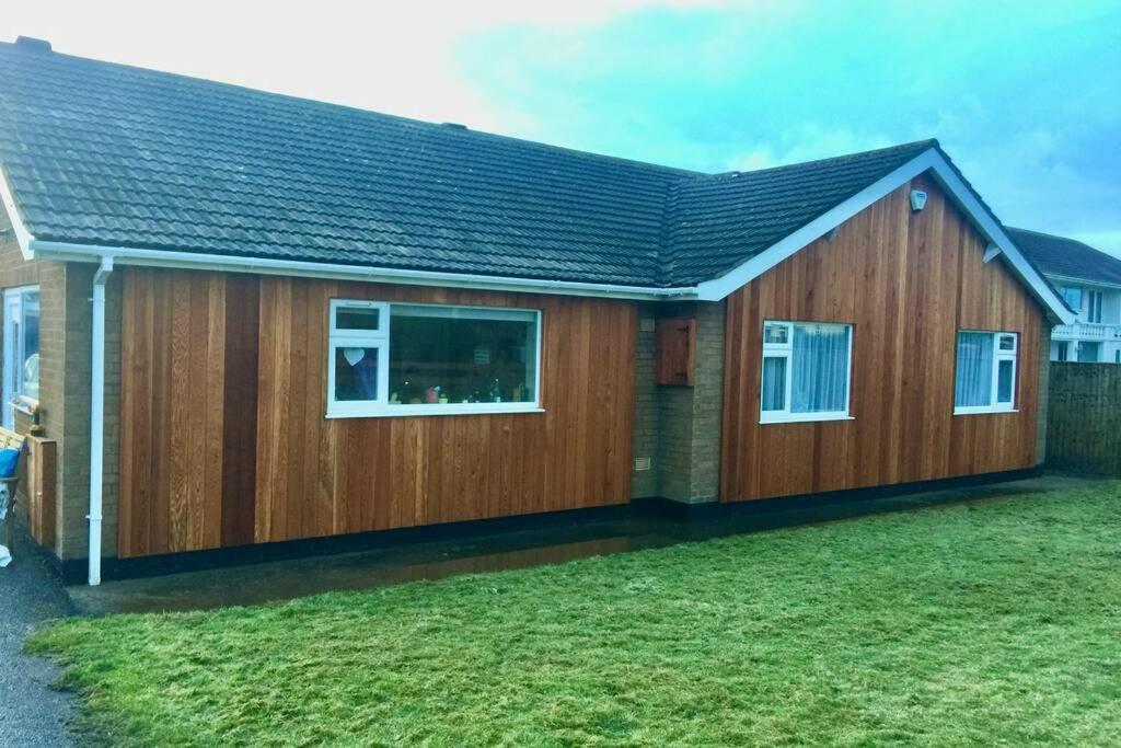Shore Lodge. 4 Bed Bungalow Only Mtrs From The Beach. Sleeps 8 Sutton-on-Sea エクステリア 写真
