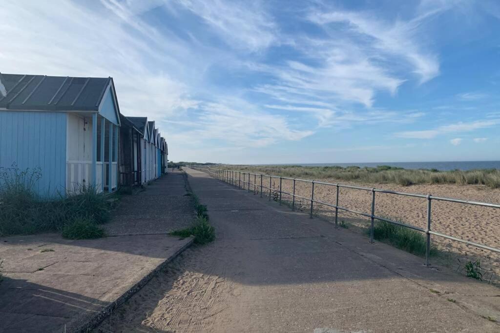 Shore Lodge. 4 Bed Bungalow Only Mtrs From The Beach. Sleeps 8 Sutton-on-Sea エクステリア 写真