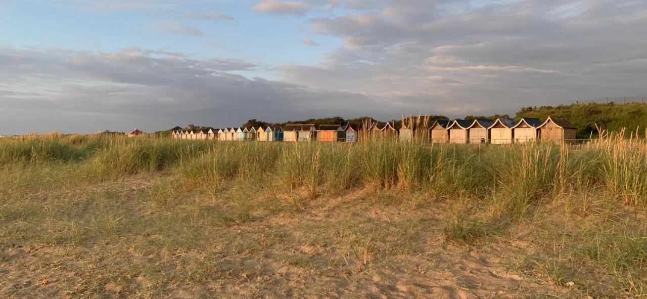 Shore Lodge. 4 Bed Bungalow Only Mtrs From The Beach. Sleeps 8 Sutton-on-Sea エクステリア 写真