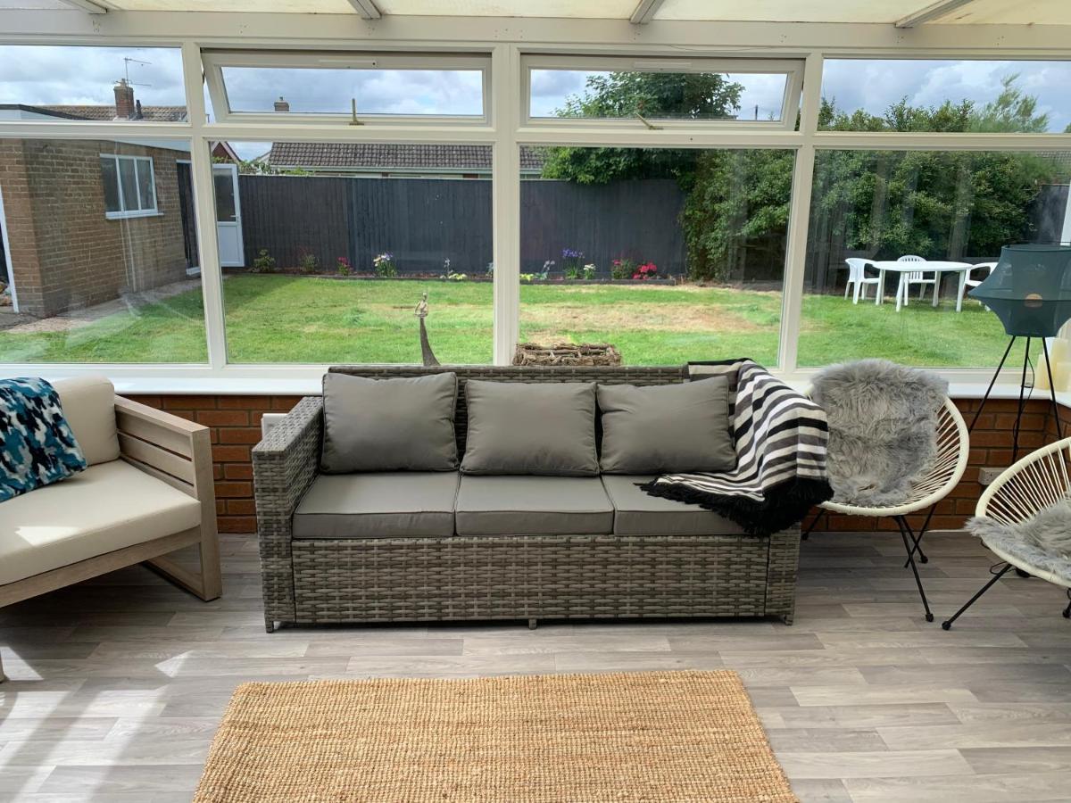 Shore Lodge. 4 Bed Bungalow Only Mtrs From The Beach. Sleeps 8 Sutton-on-Sea エクステリア 写真