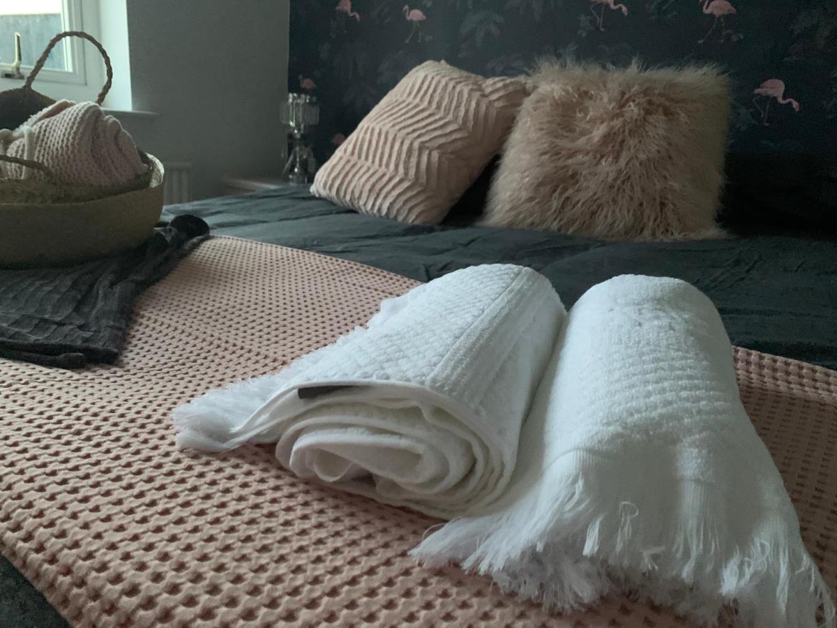 Shore Lodge. 4 Bed Bungalow Only Mtrs From The Beach. Sleeps 8 Sutton-on-Sea エクステリア 写真